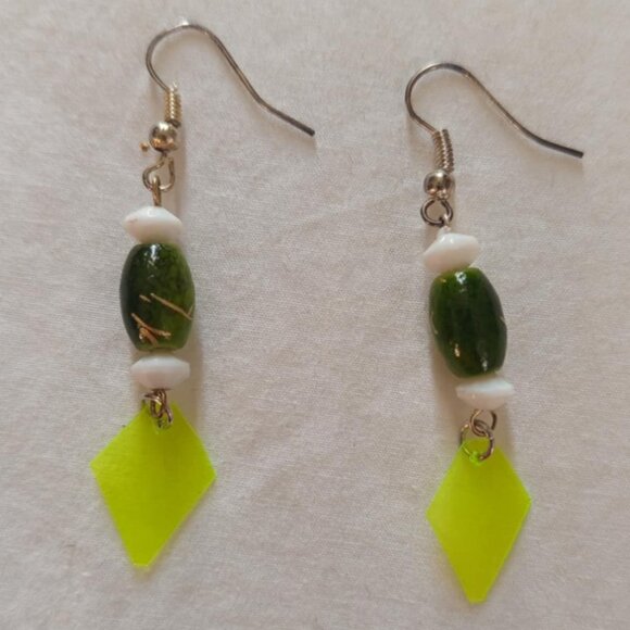 Handmade (Nalepo Maasai Women's Group) bead necklace with matching earrings - Picture 5 of 6